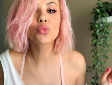 Λάουρα Νάργες: Δείχνει τους κοιλιακούς της μέσα σ’ ένα μαγιό που κόβει την ανάσα (βίντεο)